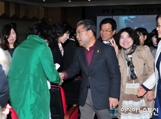 악수하는 이재정 교육감과 브이 포즈 중인 유치원교사