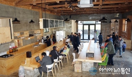 느영나영 갈귬창고 카페 내부 모습