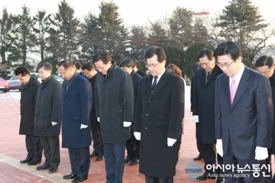 (포토)이시종 충북지사 충혼탑 참배