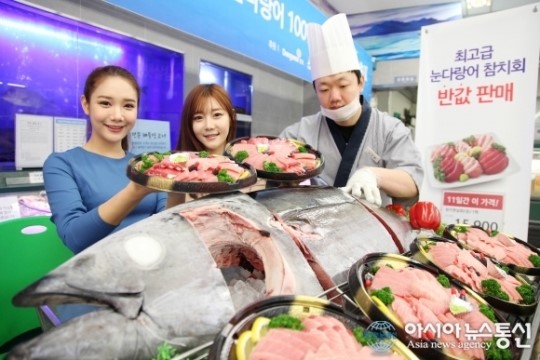 이마트, 참치데이 앞두고 반값 참치회 선보여