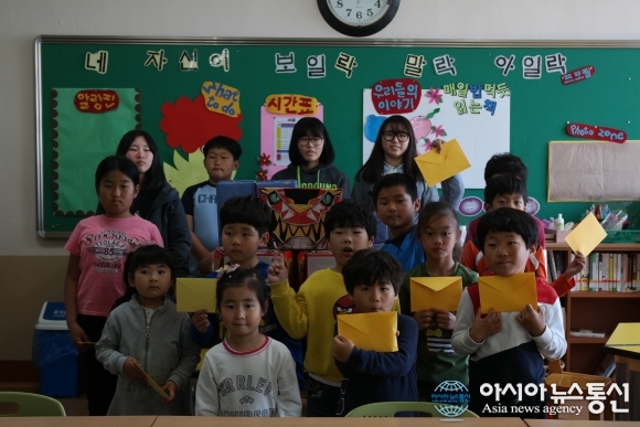 중부해경 항공단, 가거초등학교 어린이에게 선물 띄워