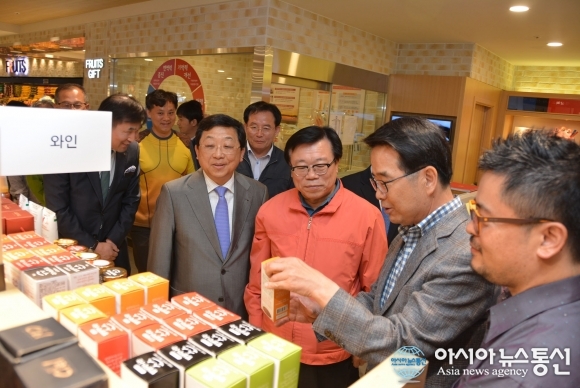 이동필 농식품부 장관, 대백프라자 경북도 6차산업 우수 상품관 방문