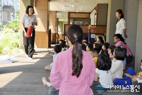 황수형 소방교, 우림큰사랑어린이집서 소화기 사용법 교육