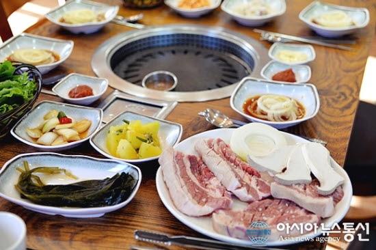 제주 여행도 식후경 야외에서 즐기는 흑돼지의 맛 한화리조트 맛집 ‘안세미가든’