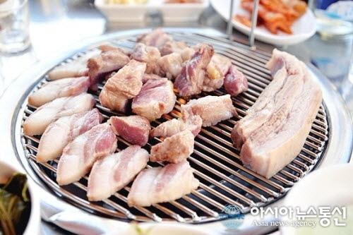 연탄불에 구워먹는 제주도 흑돼지 줄서야만 먹을 수 있다는 맛집 ‘돈사촌 외도점’