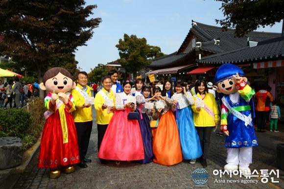관광공사, 전주 한옥마을서 K스마일 캠페인 진행