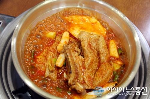 제주공항 근처맛집, 매콤하게 즐기는 ‘양푼왕갈비’