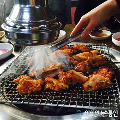 60년대 원조 숯불닭갈비 맛을 재현하는 춘천맛집 농가닭갈비, 여행객들의 호평 받아