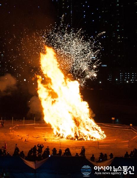 정월대보름 축제, 환하게 타오르는 달집