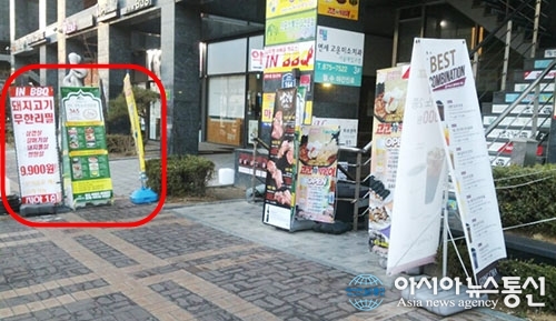 길 막고 선 광고 홍보물, 사람은 어디로(?)