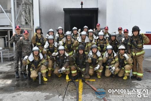 해군 8전단, 포스코 광양제철소 안전방재부 소화훈련 지원