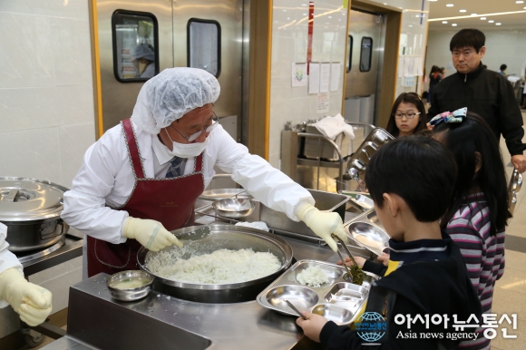 강원도의회 교육委, 원주 북원여고 등 급식 배식봉사 체험