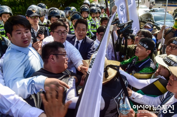 유성기업, 노조원 가로막고 있는 현대차측 용역