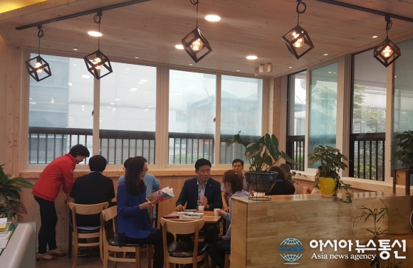달성 화원읍사무소 민원실에 북카페 조성