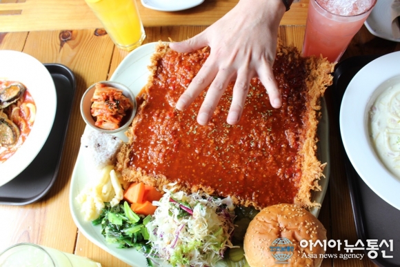 (김은지의 맛방 멋방) 제주도 흑돼지를 한 접시에? 서귀포맛집 ‘올레안뜰’ 왕돈가스
