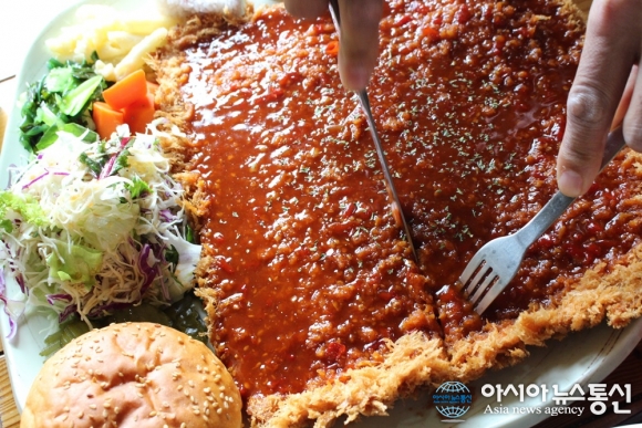 (김은지의 맛방 멋방) 제주도 흑돼지를 한 접시에? 서귀포맛집 ‘올레안뜰’ 왕돈가스