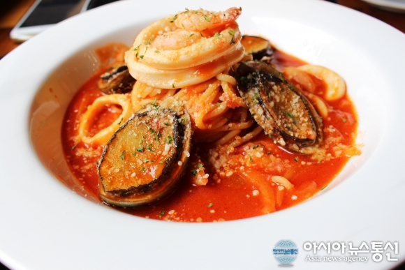 (김은지의 맛방 멋방) 여행객들 사로잡을 제주도맛집 올레안뜰의 왕돈가스