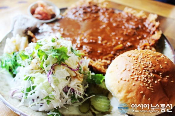(김은지의 맛방 멋방) 여행객들 사로잡을 제주도맛집 올레안뜰의 왕돈가스