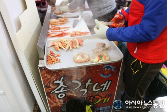 (김성준의 아시아가 만난 맛집) ‘속초중앙시장맛집’ 저렴한 가격으로 신선한 대게를 맛볼 수 있는 속초의명물 ‘총각네’