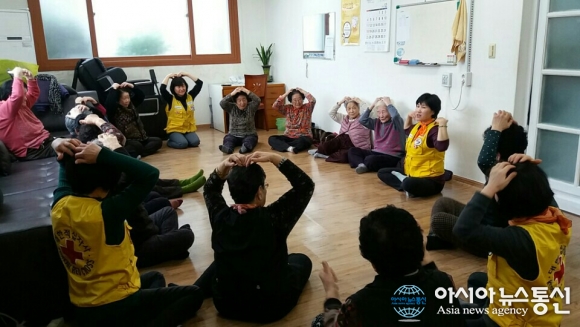 진해구 웅동2동 적십자봉사회, 지역노인 모시고 따뜻한 칼국수 대접