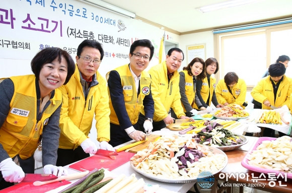 대전 유성구 적십자봉사회, 사랑나눔 떡국 떡 썰기
