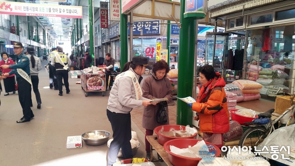 봉화署 억지춘양장 찾아 가정폭력 예방 캠페인
