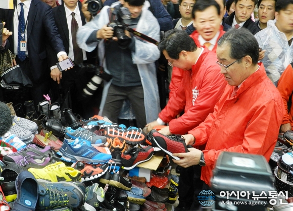 [포토]대전 역전시장서 신발 고르는 홍준표