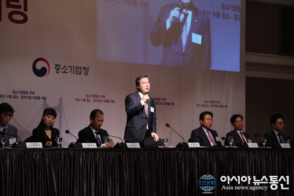 부산 수출기업과 토론하는 주영섭 중기청장