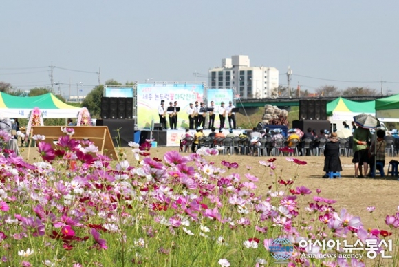 [포토]세종시 연동면 미호천 ‘논두렁 꽃마당 잔치’