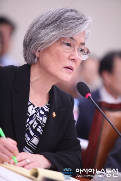 [포토뉴스]외교부 강경화, 국감 곤冽 데뷔