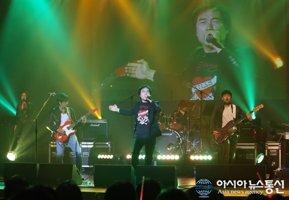 상주 상록회 감성 콘서트 7080...열창하는 건아들