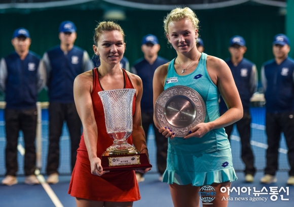 WTA 심천 오픈, 우승 트로피 들고 있는 할레프와 시니아코바