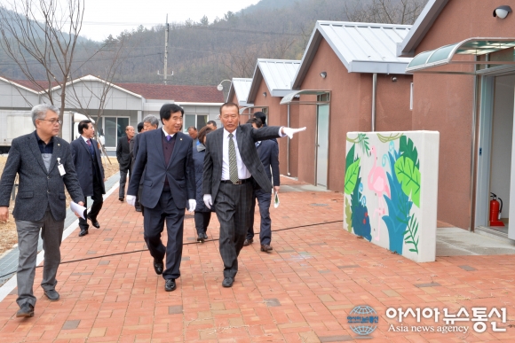 육동마을 행복센터 둘러보는 최영조 경산시장