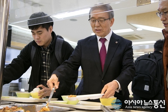 윤여표 충북대 총장, 새 학기 맞아 학생들과 식사하며 소통