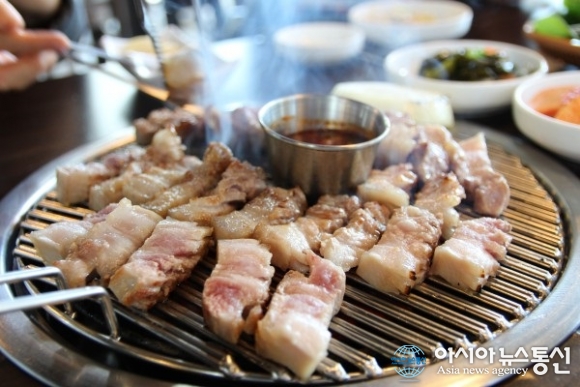 제주 중문 흑돼지 맛집 ‘중문흑돼지’, 두꺼운 흑돼지 제공