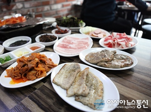 [교대맛집] ‘호씨네 식당’, 맛과 가성비 우수한 무한리필 모듬구이 제공