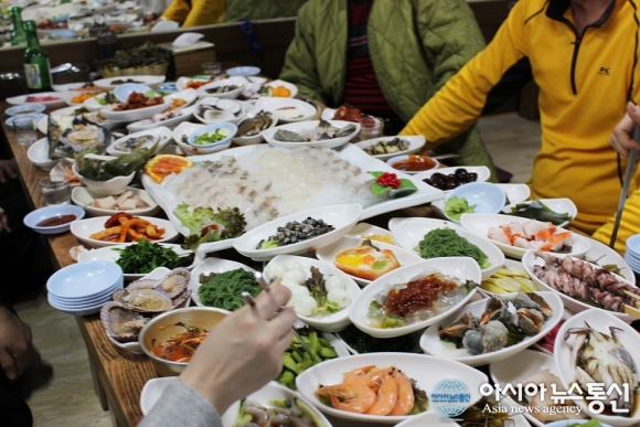 인천 연안부두 맛집 ‘호남6호이모네 횟집‘, 60첩 수라상 선보여