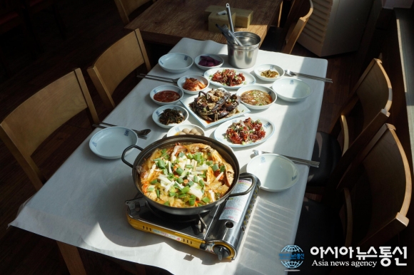 태안 안면도 게국지맛집 진미정, 돌게장 무한리필 제공