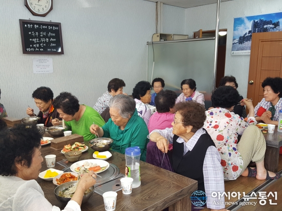 경주 현곡면 토담식당, 지역 어르신 국수 대접