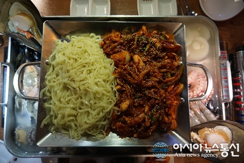 강릉 주문진 맛집 ‘영진댁’, 대왕철판 위 20여 가지 해산물 요리 맛볼 수 있어