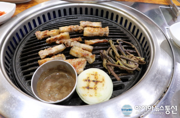 제주 중문 흑돼지 맛집 명가흑돈마을에서 진정한 흑돈을 맛보다