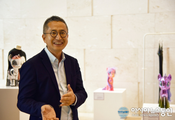 인사말하는 홍승우 감동공간연구소 대표