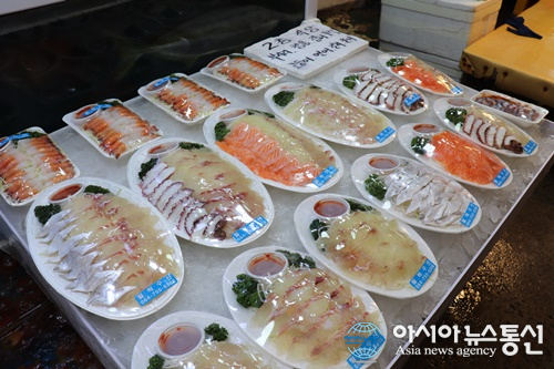 제주도맛집, 월척수산 동문시장점, 야시장 분위기 속 다양한 해산물 맛볼 수 있어