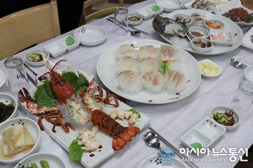 제주도 횟집‘월척수산’에서 바다를 감상하며 즐기는 푸짐한 회 한상