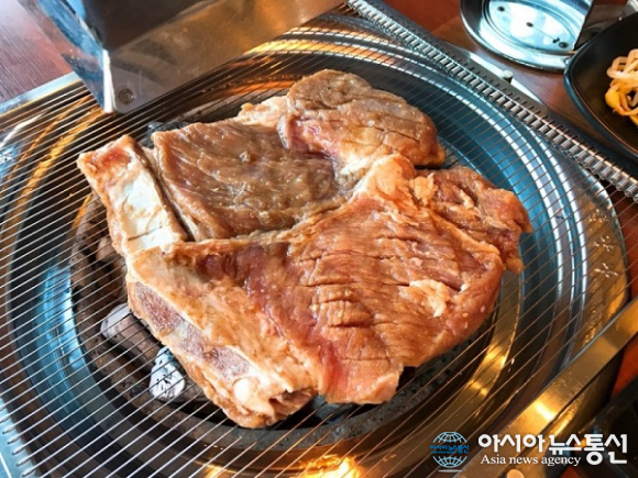 가을 정취 만끽, 수제갈비 식도락 코스...강릉 경포대 맛집 ‘풍년갈비’ 인기 비결은?