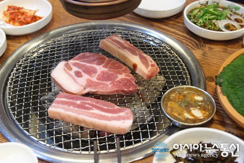 제주 애월 맛집, 흑돼지 푸짐히 즐길 수 있는 ‘한라축산정육식당’