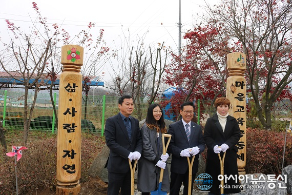 괴산군 감물초 학생들 학교 표지목 제작