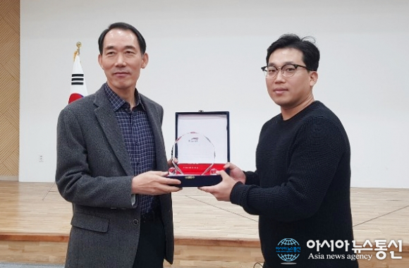 한국수자원공사, 함양군철갑상어영어조합 이순철 이사에 공로패 전달