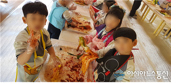 송파 유정유치원, 겨울맞이 김장담그기 체험 실시