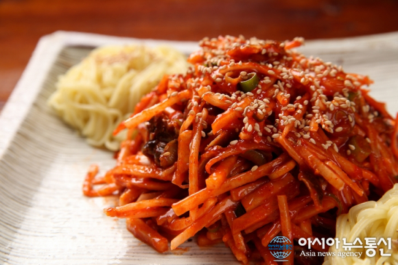 수요미식회 서울 을지로 맛집 어디? 알싸한 골뱅이무침부터 녁피자+원조양대창구이집.. 곰탕맛집위치까지